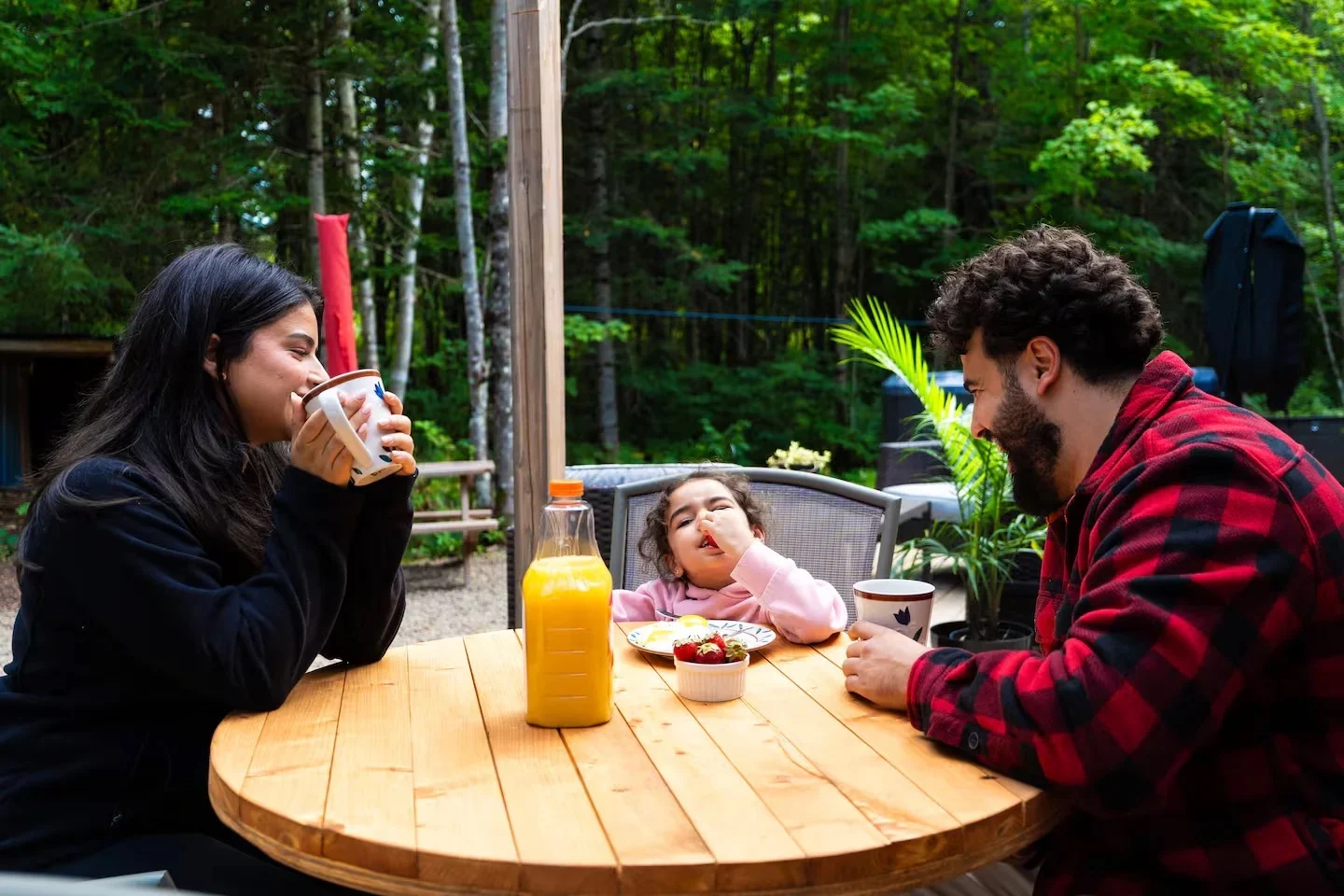 Famille à table — Chalet Astra